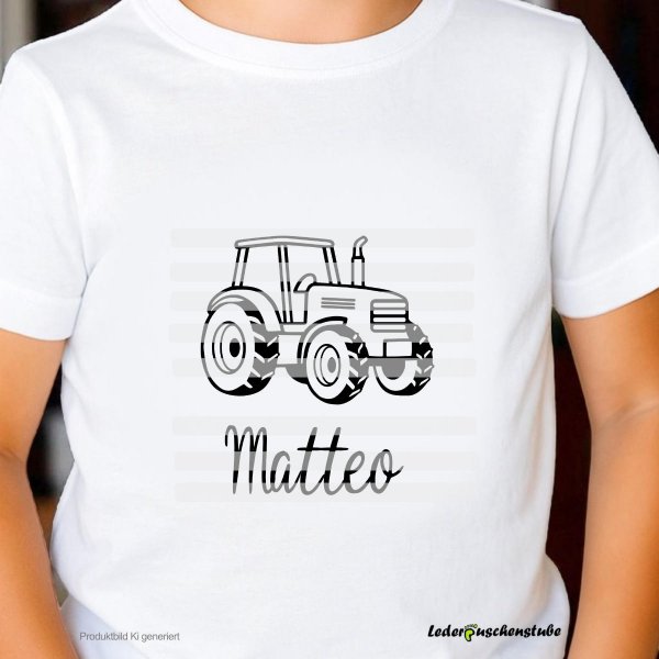 Designbeispiel der Plotterdatei Traktor Silhouette mit Namen auf einem Kinder T-Shirt